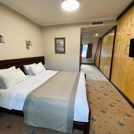 Hotel Rubel 亚列姆切 外观 照片